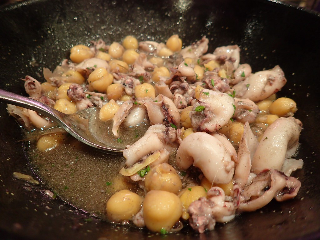 蛍イカとひよこ豆の煮込み
