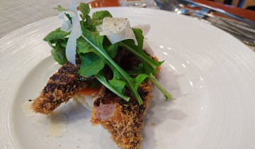 豪州産牛肉のカツレツと野菜入りポテトサラダ ルッコラとパルメザンチーズ