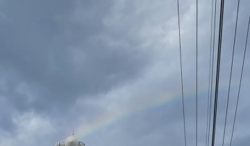 鉄塔の上からの薄っすら虹がかかっています